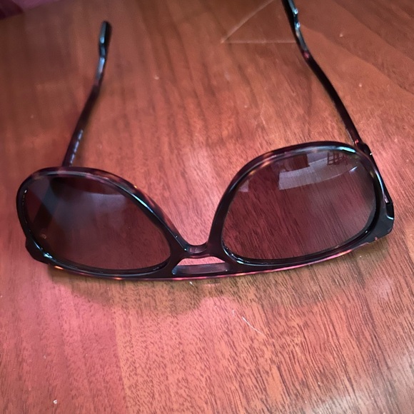 Burberry Designer Women’s Sunglasses - Picture 4 of 8